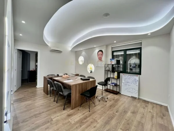 Tirane, shitet ambjent biznesi Kati 2, 221 m² (ish bllok)