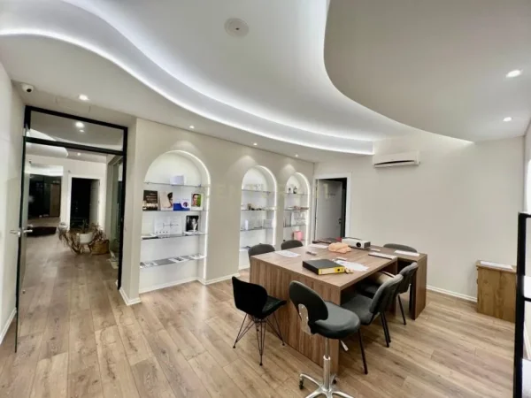 Tirane, shitet ambjent biznesi Kati 2, 221 m² (ish bllok)