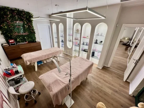 Tirane, shitet ambjent biznesi Kati 2, 221 m² (ish bllok)