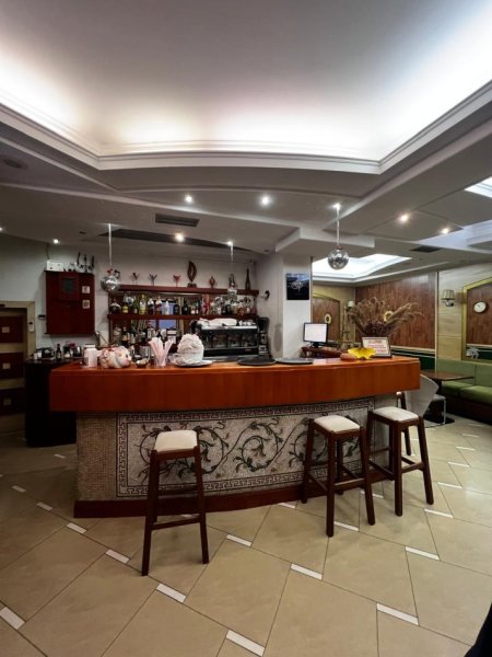 Tirane, shitet bar-kafe Kati 0, 141 m² 495.000 € (RR E KAVAJES)