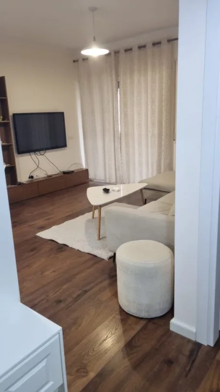 Tirane, jepet me qera apartament 1+1 Kati 5, 62 m² 600 € (Komuna e Parisit)