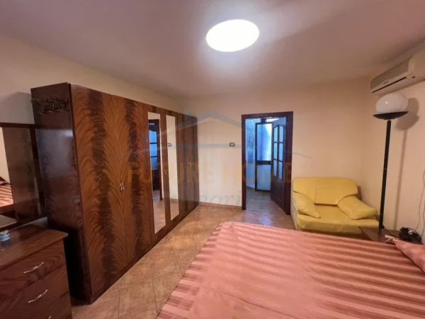 Tirane, jepet me qera apartament 2+1 Kati 2, 85 m² 500 € (Petro Nini Luarasi)