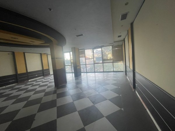 Tirane, jepet me qera ambjent biznesi Kati 2, 700 € 