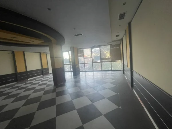 Tirane, jepet me qera ambjent biznesi Kati 2, 700 € 