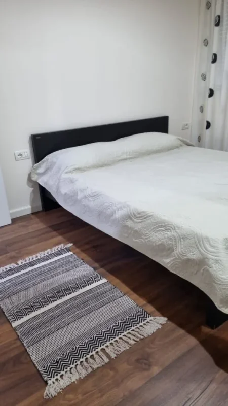 Tirane, jepet me qera apartament 1+1 Kati 3, 62 m² 600 € (Kristal Center, Komuna e Parisit)