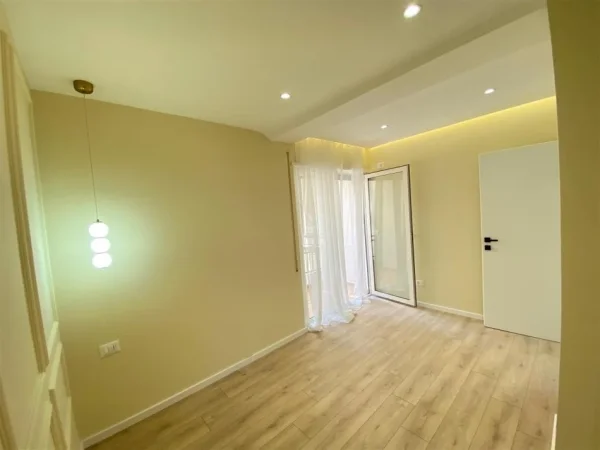 Tirane, shitet apartament 1+1+Ballkon Kati 2, 55 m² 125.000 € (Mbikalimi i Komunes e Parisit)
