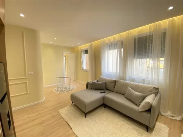 Tirane, shitet apartament 1+1+Ballkon Kati 2, 55 m² 125.000 € (Mbikalimi i Komunes e Parisit)
