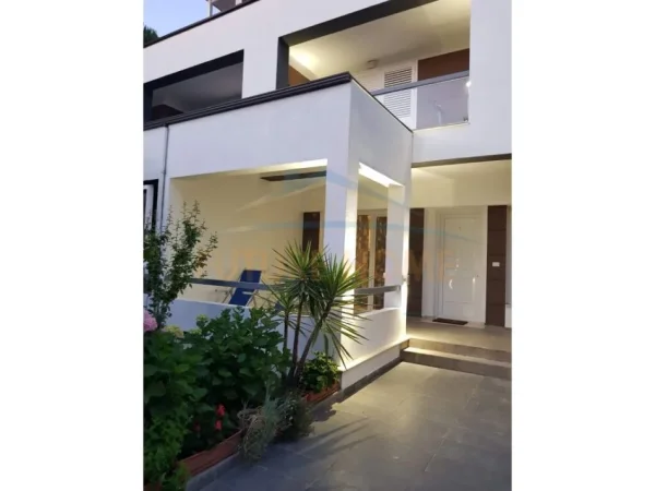 Durres, shitet Vile 4+1 Kati 0, 437 m² 700.000 € (Lura 1,Gjiri I Lalzit)