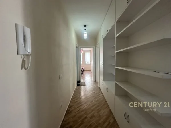 Tirane, jepet me qera apartament 2+1+Ballkon Kati 3, 117 m² 430 € (Rruga Muhamed Deliu)