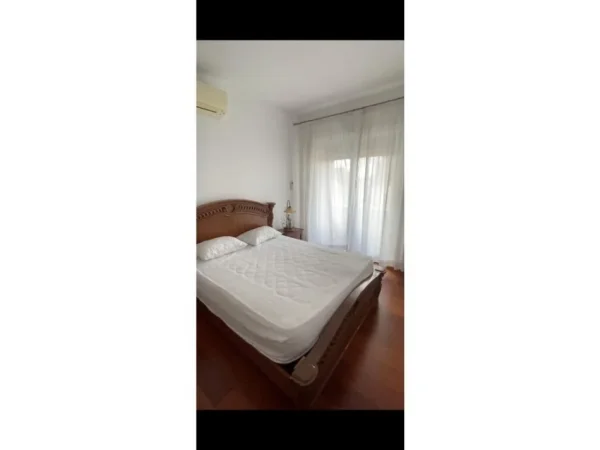 Tirane, jepet me qera 2+1 Kati 6, 160 m² 1.000 € (Rruga e kavajes)