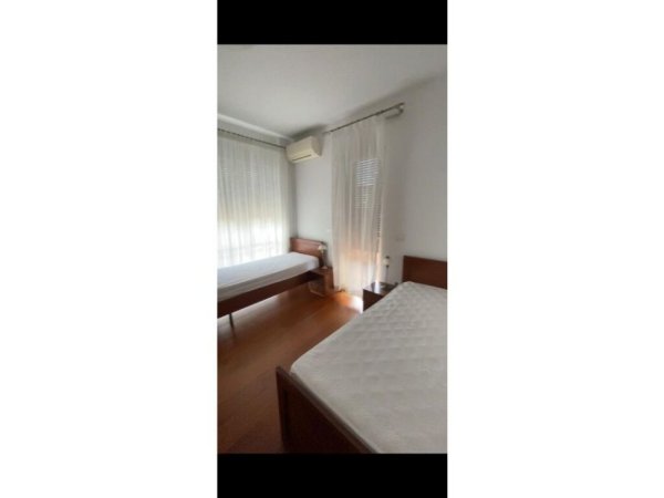 Tirane, jepet me qera 2+1 Kati 6, 160 m² 1.000 € (Rruga e kavajes)