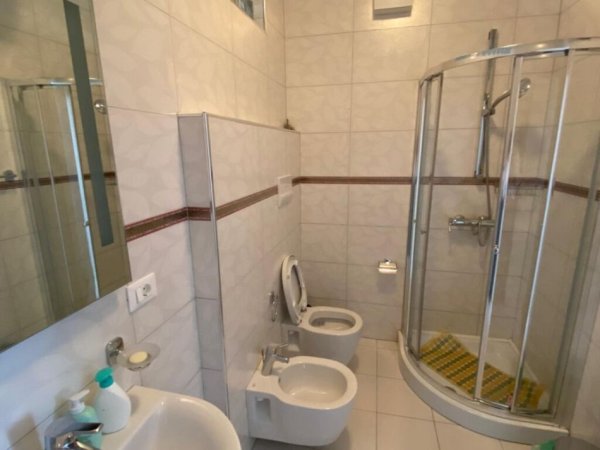 Tirane, jepet me qera 2+1 Kati 6, 160 m² 1.000 € (Rruga e kavajes)