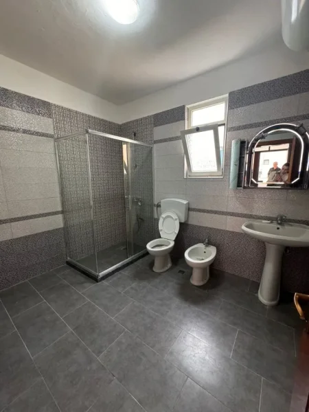 Durres, jepet me qera shtepi 2+1+2 Kati 2, 100 m² 400 € (STACIONI TRENIT DURRES!)