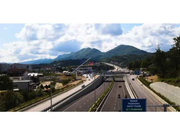 Tirane, shitet toke , 2.600 m² 450.000 € (Mullet)