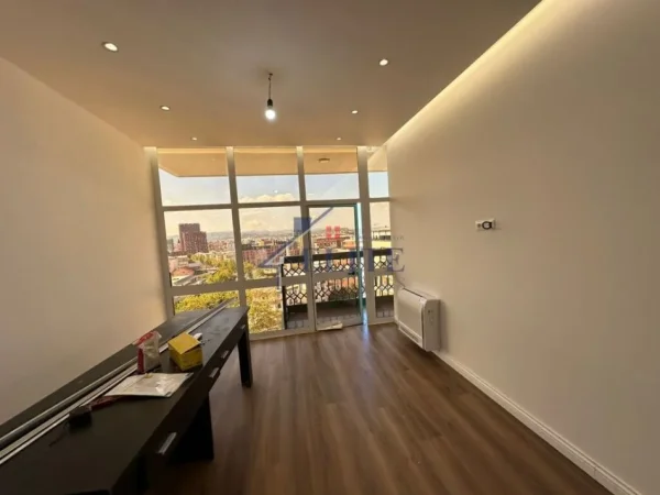 Tirane, jepet me qera zyre Kati 8, 80 m² 950 € (Rruga e Kavajes)