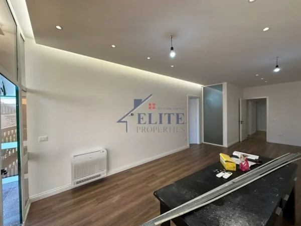 Tirane, jepet me qera zyre Kati 8, 80 m² 950 € (Rruga e Kavajes)