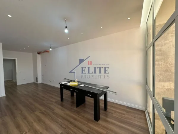 Tirane, jepet me qera zyre Kati 8, 80 m² 950 € (Rruga e Kavajes)