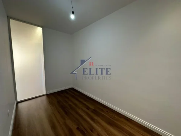 Tirane, jepet me qera zyre Kati 8, 80 m² 950 € (Rruga e Kavajes)
