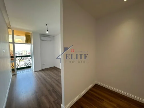 Tirane, jepet me qera zyre Kati 8, 80 m² 950 € (Rruga e Kavajes)