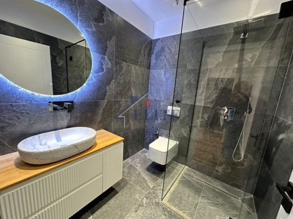 Tirane, jepet me qera zyre Kati 8, 80 m² 950 € (Rruga e Kavajes)