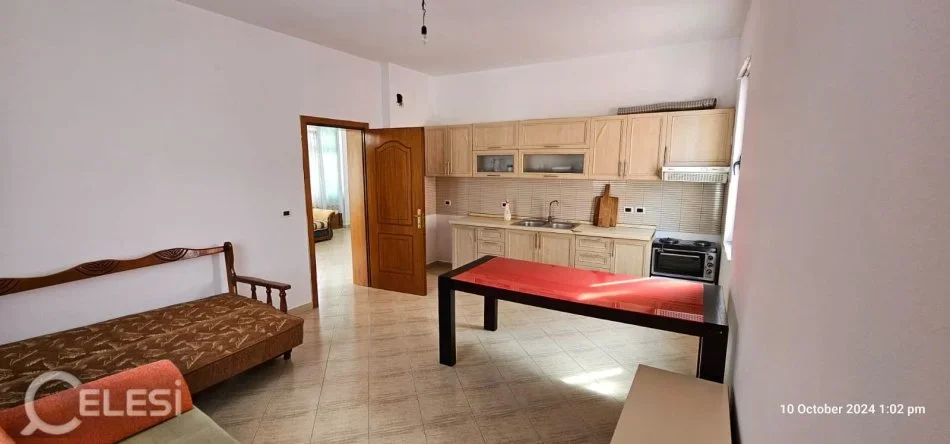 Tirane, jepet me qera apartament 2+1+Ballkon Kati 3, 119 m² 650 € (PALLATI ME SHIGJETA)
