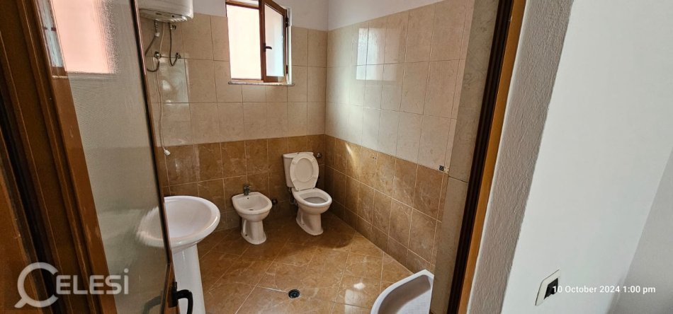 Tirane, jepet me qera apartament 2+1+Ballkon Kati 3, 119 m² 650 € (PALLATI ME SHIGJETA)