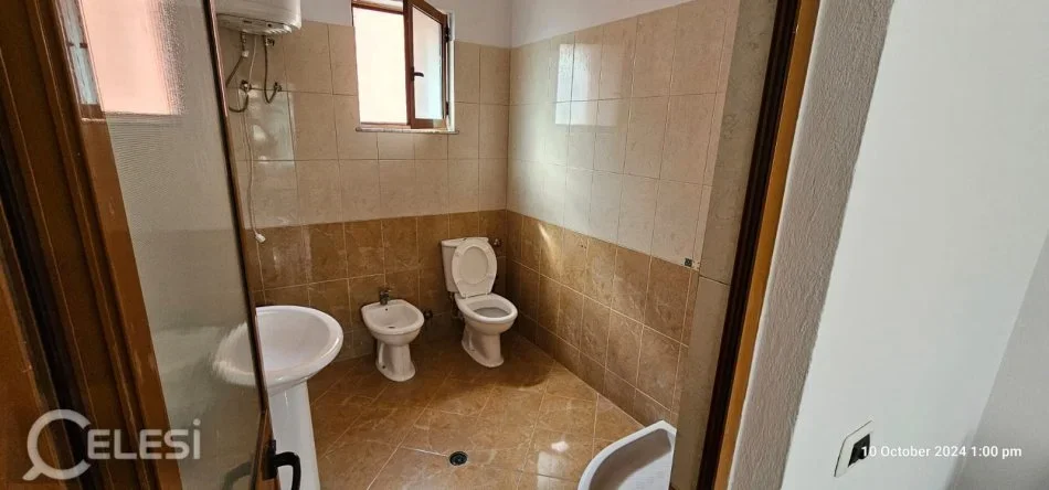 Tirane, jepet me qera apartament 2+1+Ballkon Kati 3, 119 m² 650 € (PALLATI ME SHIGJETA)