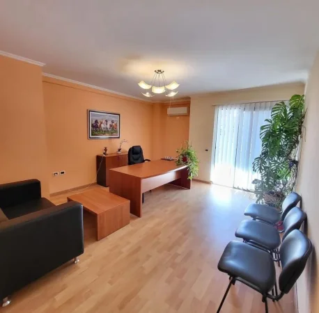 Tirane, jepet me qera zyre Kati 2, 70 m² 600 € (prane Stadiumit Dinamo)
