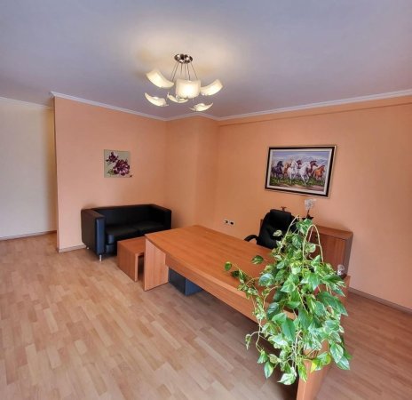 Tirane, jepet me qera zyre Kati 2, 70 m² 600 € (prane Stadiumit Dinamo)