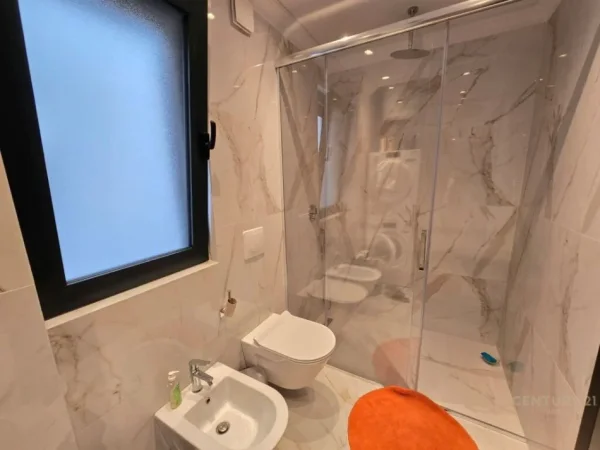 Tirane, jepet me qera 2+1+Ballkon Kati 3, 115 m² 750 € (Unaza e Re)