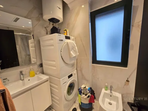 Tirane, jepet me qera 2+1+Ballkon Kati 3, 115 m² 750 € (Unaza e Re)