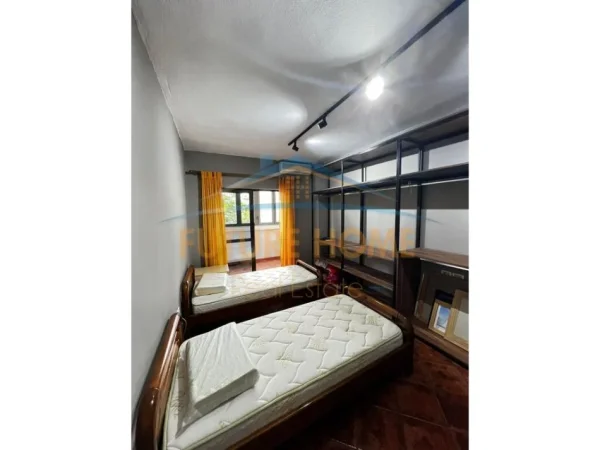Tirane, jepet me qera apartament 3+1+Ballkon Kati 4, 110 m² 700 € (Stacioni I Trenit)