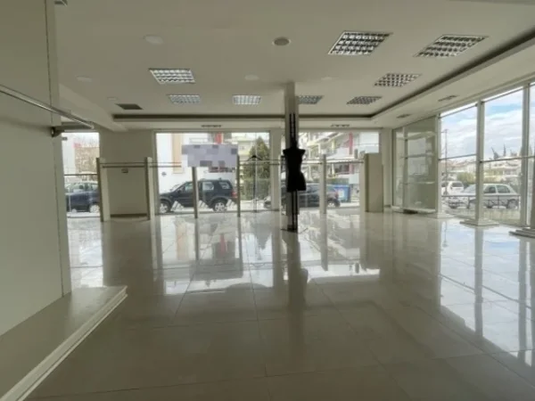 Tirane, jepet me qera dyqan Kati 0, 82 m² 1.000 € (xhamllik)