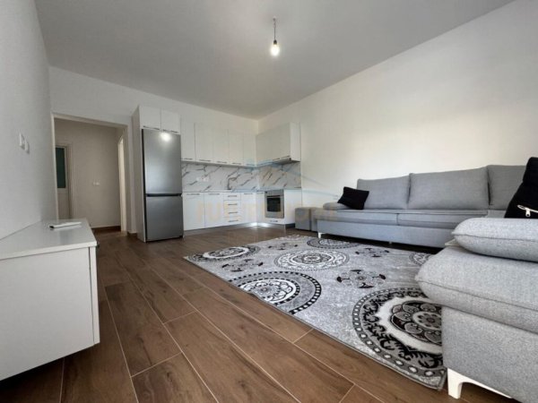Tirane, jepet me qera apartament 1+1 Kati 1, 65 m² 500 € (Bllok)