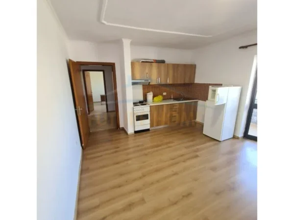 Tirane, jepet me qera apartament 1+1 Kati 2, 55 m² 500 € (Stacioni I Trenit)