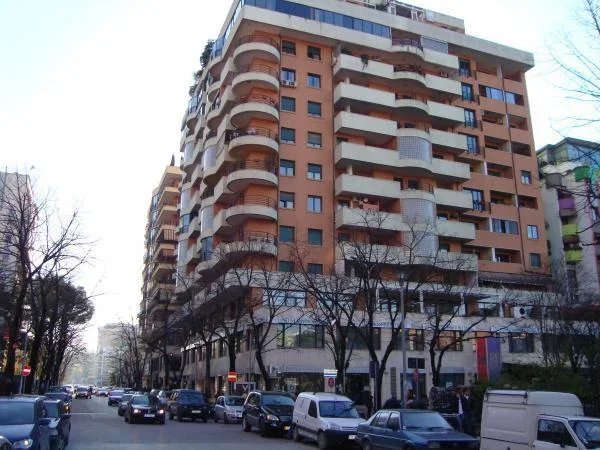 Tirane, jepet me qera dyqan Kati 0, 110 m² 2.500 € (Bllok)