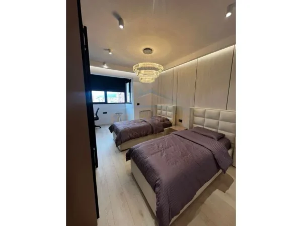 Tirane, jepet me qera apartament 2+1 , 120 m² 2.500 € (prane liqenit thate)