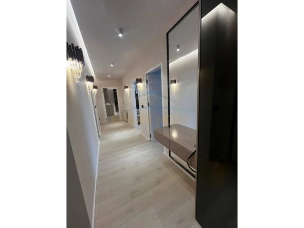 Tirane, jepet me qera apartament 2+1 , 120 m² 2.500 € (prane liqenit thate)