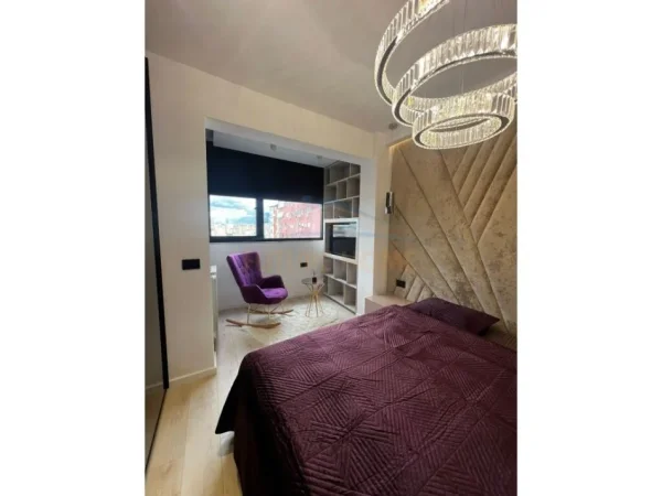 Tirane, jepet me qera apartament 2+1 , 120 m² 2.500 € (prane liqenit thate)