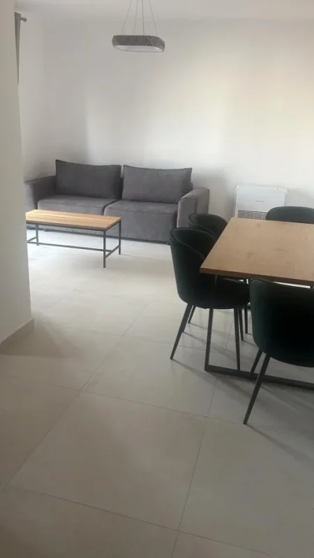 Tirane, jepet me qera apartament 1+1 Kati 4, 72 m² 550 € (xhamllik)