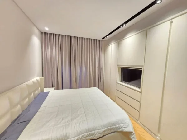 Tirane, jepet me qera apartament 2+1 , 750 € 