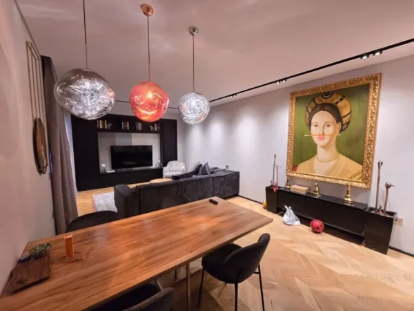 Tirane, jepet me qera apartament 2+1 , 750 € 