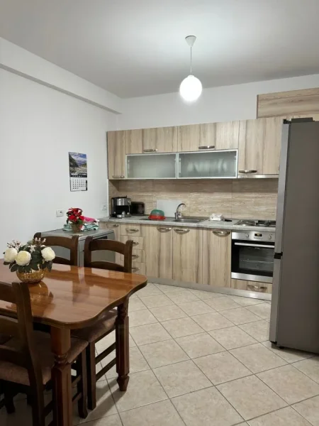 Tirane, jepet me qera apartament 1+1 Kati 2, 68 m² 500 € (Rruga e Kavajës)