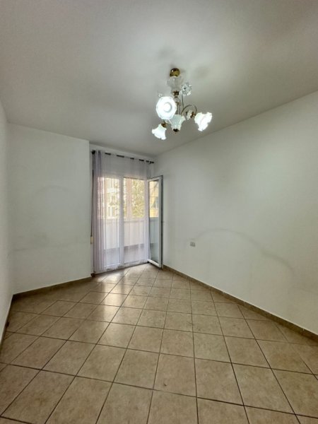 Tirane, jepet me qera apartament 1+1 Kati 2, 68 m² 500 € (Rruga e Kavajës)