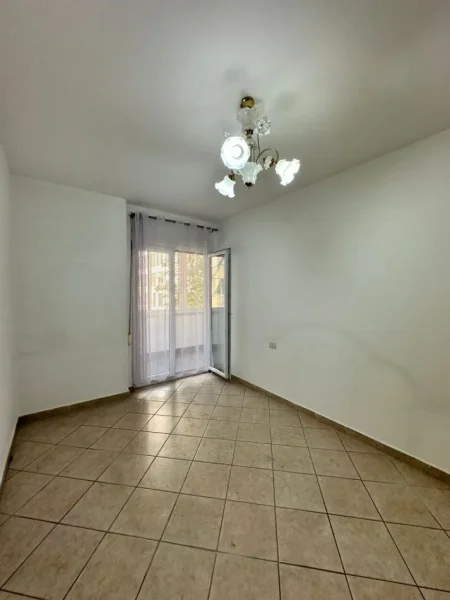 Tirane, jepet me qera apartament 1+1 Kati 2, 68 m² 500 € (Rruga e Kavajës)