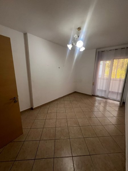 Tirane, jepet me qera apartament 1+1 Kati 2, 68 m² 500 € (Rruga e Kavajës)