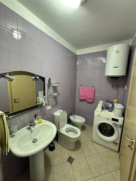Tirane, jepet me qera apartament 1+1 Kati 2, 68 m² 500 € (Rruga e Kavajës)