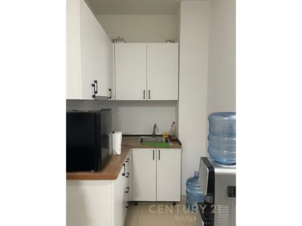 Tirane, jepet me qera Kati 2, 172 m² 2.000 € 