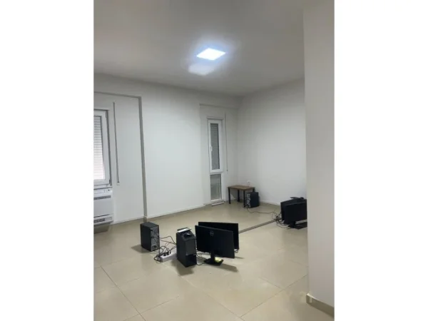 Tirane, jepet me qera Kati 2, 172 m² 2.000 € 