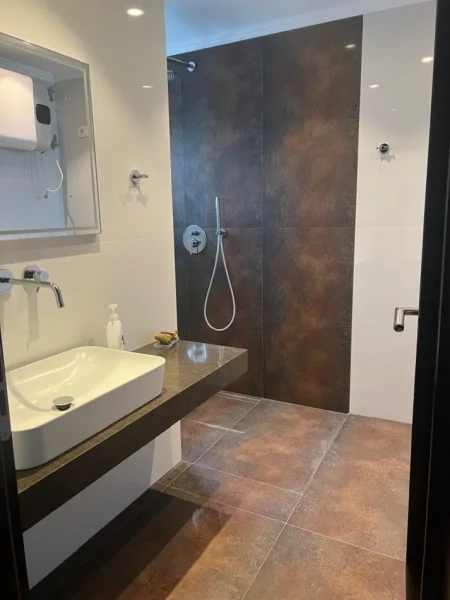 Tirane, jepet me qera zyre Kati 3, 128 m² 1.400 € (Papa Gjon Pali II)